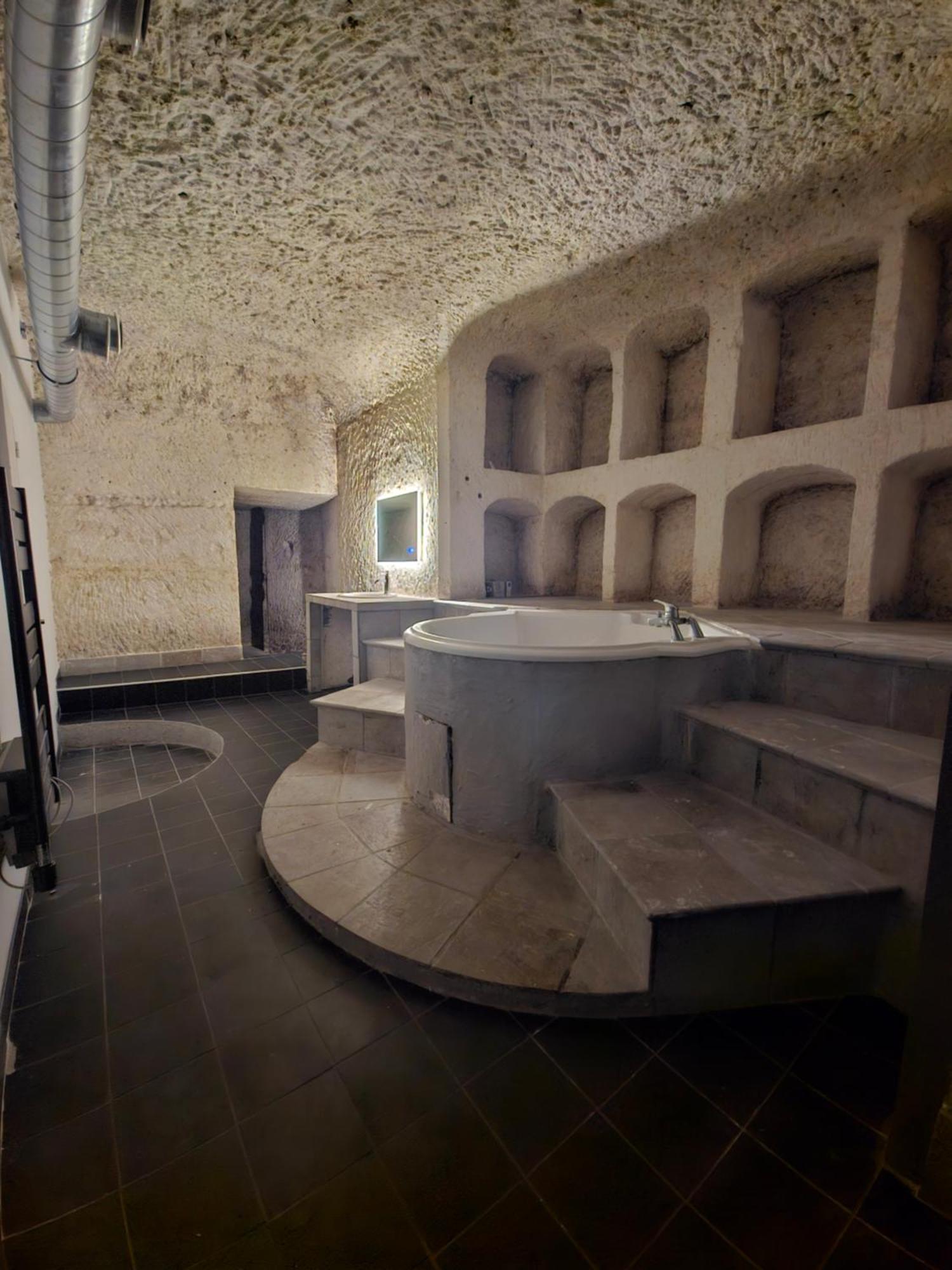 Troglodyte Baths Daire Saint-Étienne-de-Chigny Dış mekan fotoğraf