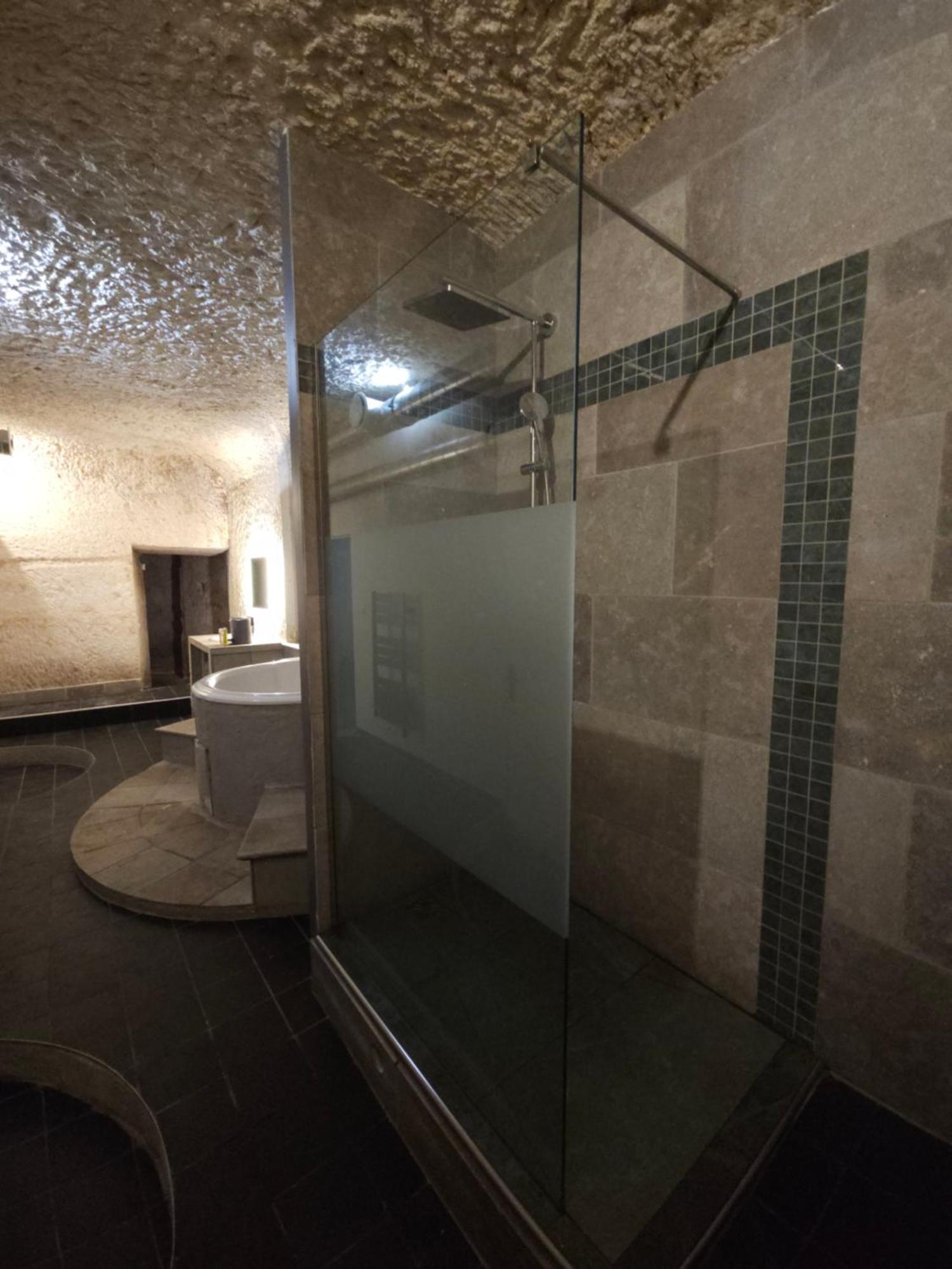 Troglodyte Baths Daire Saint-Étienne-de-Chigny Dış mekan fotoğraf